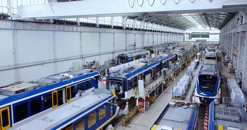 Складальний цех із залізничними вагонами на потоковій лінії